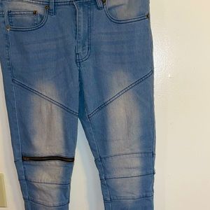 Mens stone wash slim fitted Jean. Size 29